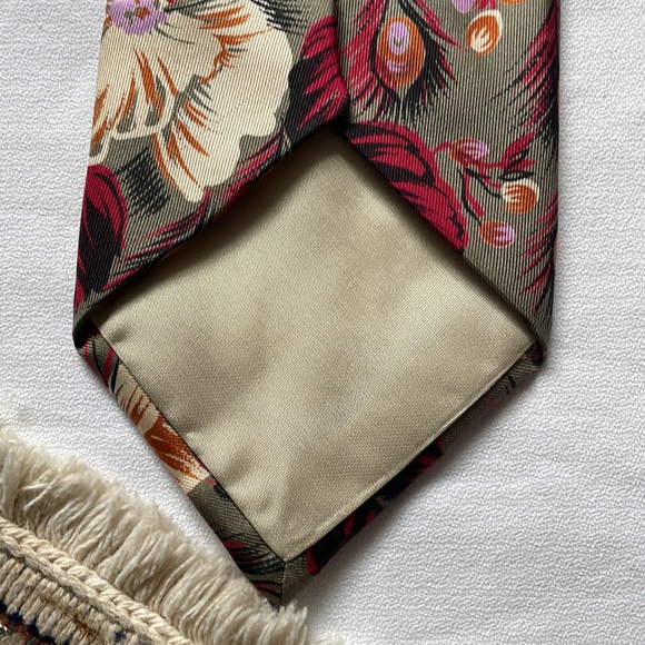 Eaton’s “Very” 1980’s floral and peacock pattern silk tie made in Canada - Picture 9 of 9